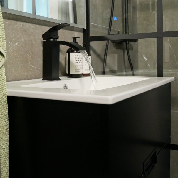 Baderomspakke | Kommode og sideskap i slitesterk MDF | LED speil Baderomspakke | Kommode og sideskap i slitesterk MDF | LED speil