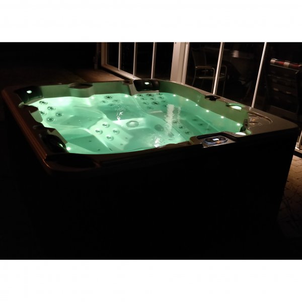 Spabad Karma WiFi - 5 personer | LED-stråler | Lyfco Spabad Karma WiFi - 5 personer | LED-stråler | Lyfco