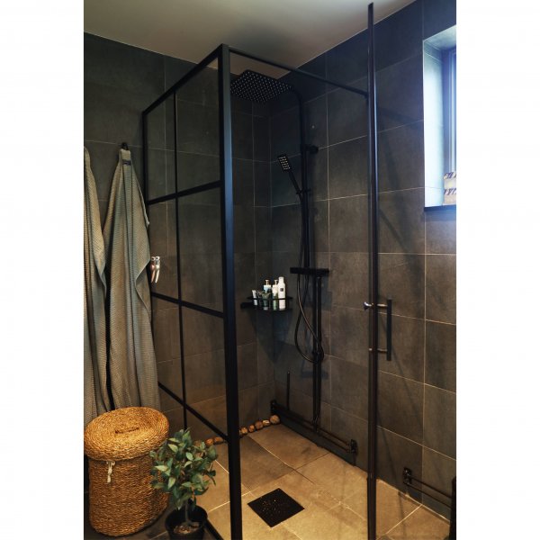 Dusjhjørne med sorte profiler | 6 mm sikkerhetsglass Dusjhjørne med sorte profiler | 6 mm sikkerhetsglass