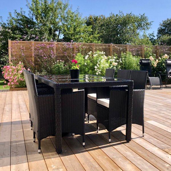 Spisegruppe utembler med 8 stoler | Puter inkludert | Kunstrotting