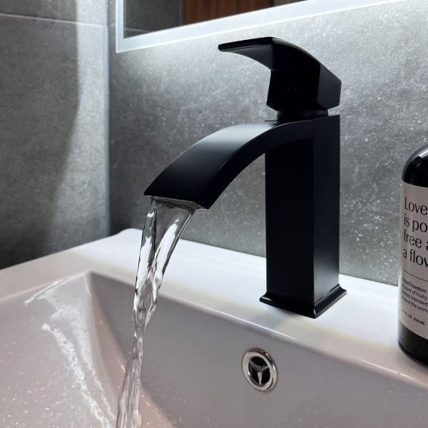 Baderomspakke | Kommode og sideskap i slitesterk MDF | LED speil Baderomspakke | Kommode og sideskap i slitesterk MDF | LED speil