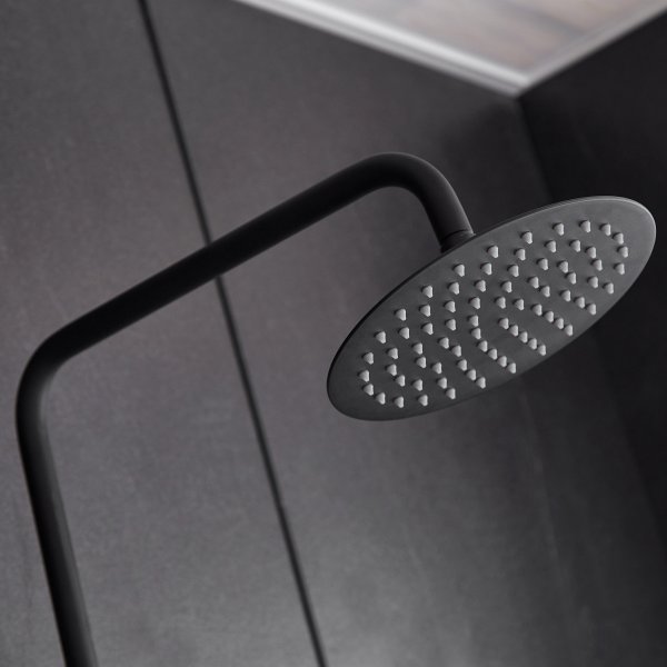 Svart dusjsett med takdusj og hånddusj i avrundet design Svart dusjsett med takdusj og hånddusj i avrundet design