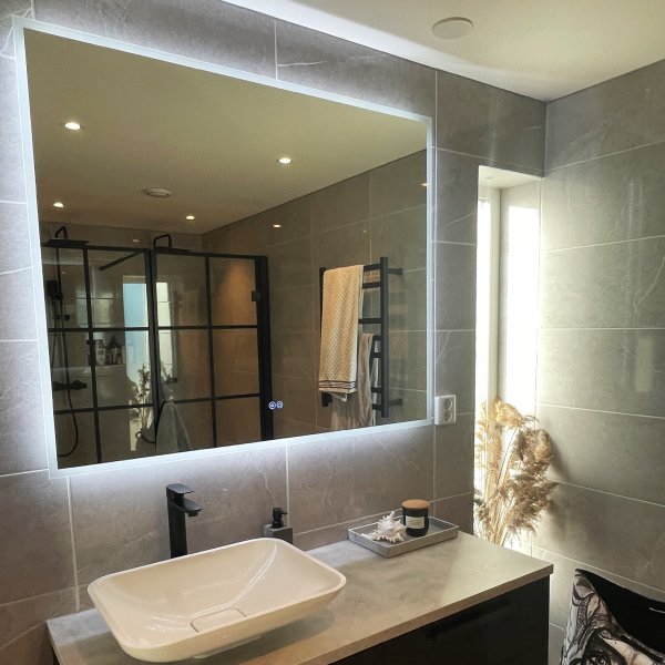 Baderomsspeil | LED-belysning og berøringsstyrt dimmer Baderomsspeil | LED-belysning og berøringsstyrt dimmer