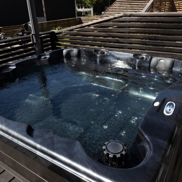 Spabad Poseidon Blackline � 5�6 personer | Lucite� akryl, Gecko� sirkulasjonspumpe og Balboa� system | 2026