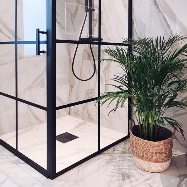 Dusjhjørne med sorte profiler | 6 mm sikkerhetsglass Dusjhjørne med sorte profiler | 6 mm sikkerhetsglass