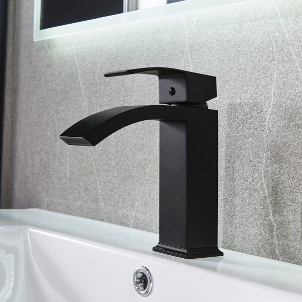 Baderomspakke | Kommode, skjenk og LED-speil | Mikser inkludert Baderomspakke | Kommode, skjenk og LED-speil | Mikser inkludert