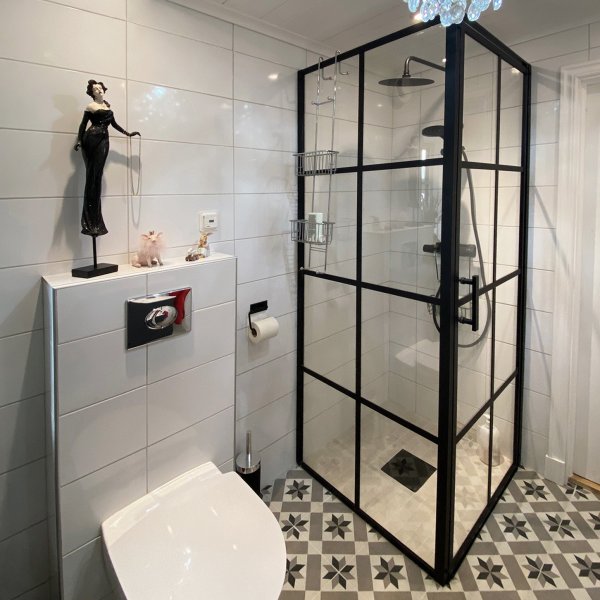 Dusjhjørne med sorte profiler | 6 mm sikkerhetsglass Dusjhjørne med sorte profiler | 6 mm sikkerhetsglass