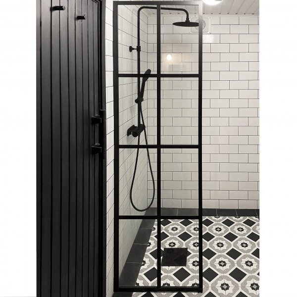 Dusjvegg med sort stang | 6 mm sikkerhetsglass Dusjvegg med sort stang | 6 mm sikkerhetsglass