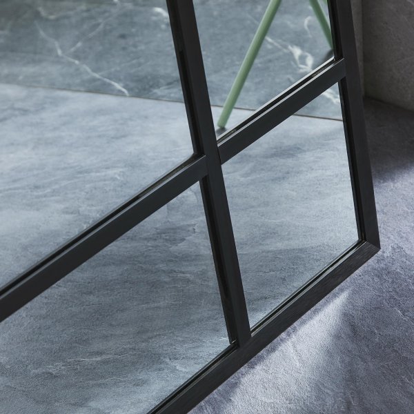 Stort helkroppsspeil | Sprayet | Sort ramme Stort helkroppsspeil | Sprayet | Sort ramme