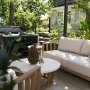 Loungegruppe i akasie og terrazzo | Hagem�bler med puter i lin | Lyfco Storvik | Natur